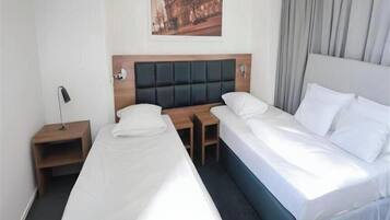 Departamento | 1 habitación y tabla de planchar con plancha