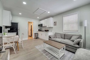 TV - Charming 1BD 1BA, Central Loc! (Severn)