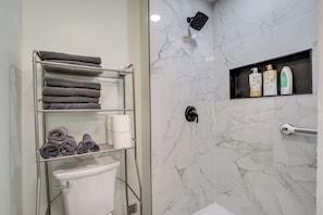 Secador de cabelo, toalhas de banho, sabonete, papel higiênico