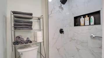 Haartrockner, Handtücher, Seife, Toilettenpapier