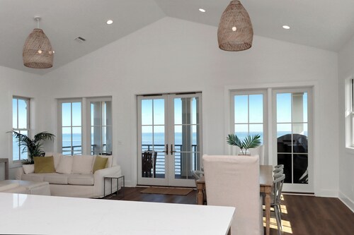 ☀️ Pet Friendly - Beautiful Views - Community Pool - West Wind ☀️