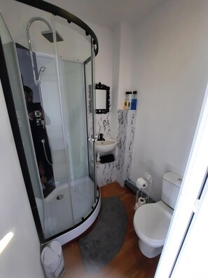 Suihku, ilmaiset hygieniatuotteet, pyyhkeet, saippua