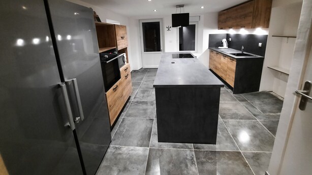 A modern kitchen with a central island, built-in appliances, and a sleek design. - La Halte Vésulienne (Vesoul)