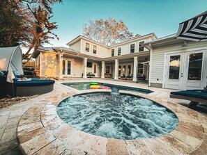 A heated pool - New listing! Luxury beach escape, 2 blocks to the ocean, 1 block to the river! Heated saltwater pool, spa, sauna, game room, golf cart—only 10 mins to downtown St. Augustine. Very clean, well stocked, perfect for couples, families & small groups. (St. Augustine)