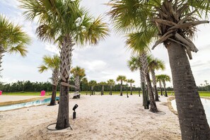 Una playa con palmeras y una piscina.