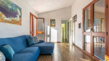 Biệt thự, 4 phòng ngủ, sân hiên, quang cảnh vườn | Phòng khách