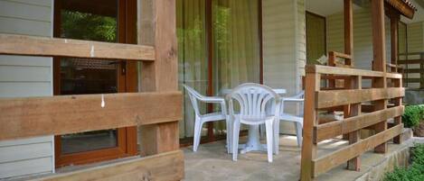 Habitación doble clásica, vista al jardín | Balcón