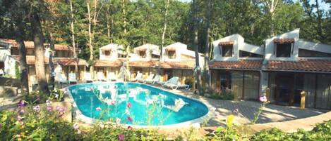 Family Villa, Garden View | Desk, free WiFi