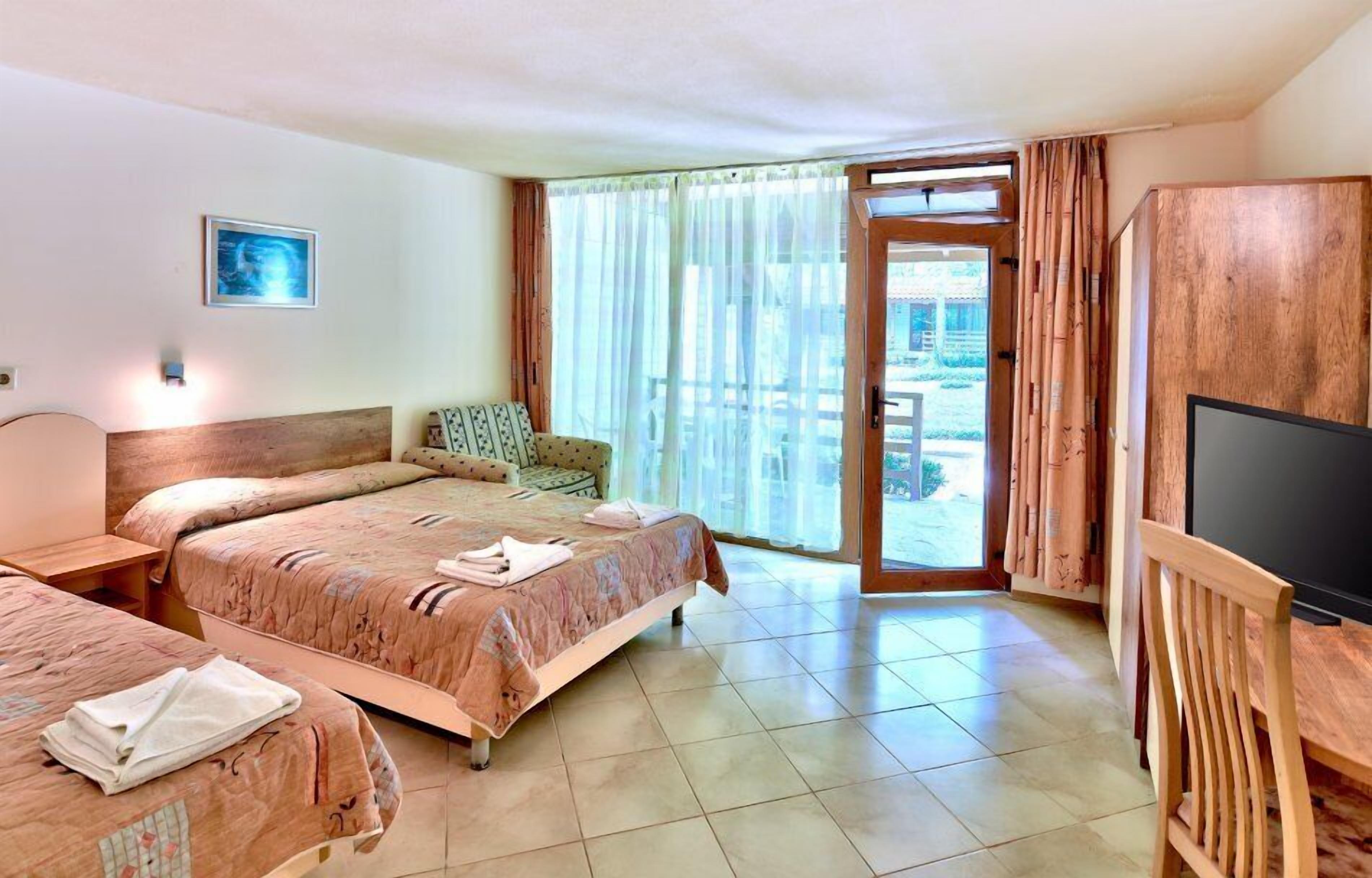 Classic Double Room, Garden View | Desk, free WiFi