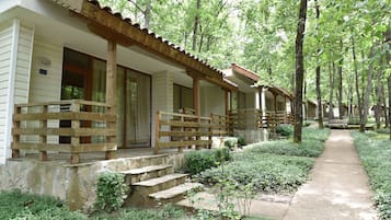 Classic Double Room, Garden View | Meja, Wi-fi percuma