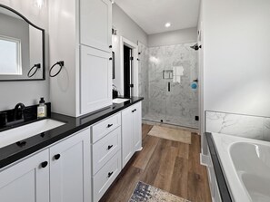 Hair dryer, bidet, towels, soap - Newly Built- Waterfront Retreat in Toledo Bend, Boat Friendly (Many)