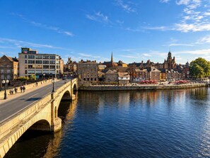 A stone bridge over a river with historic buildings on the opposite bank. - The Bridge - Penthouse Apartment (York)