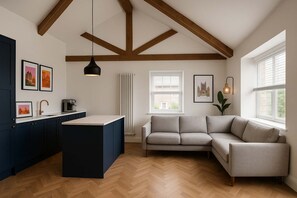 TV, offices - The Bridge - Penthouse Apartment (York)