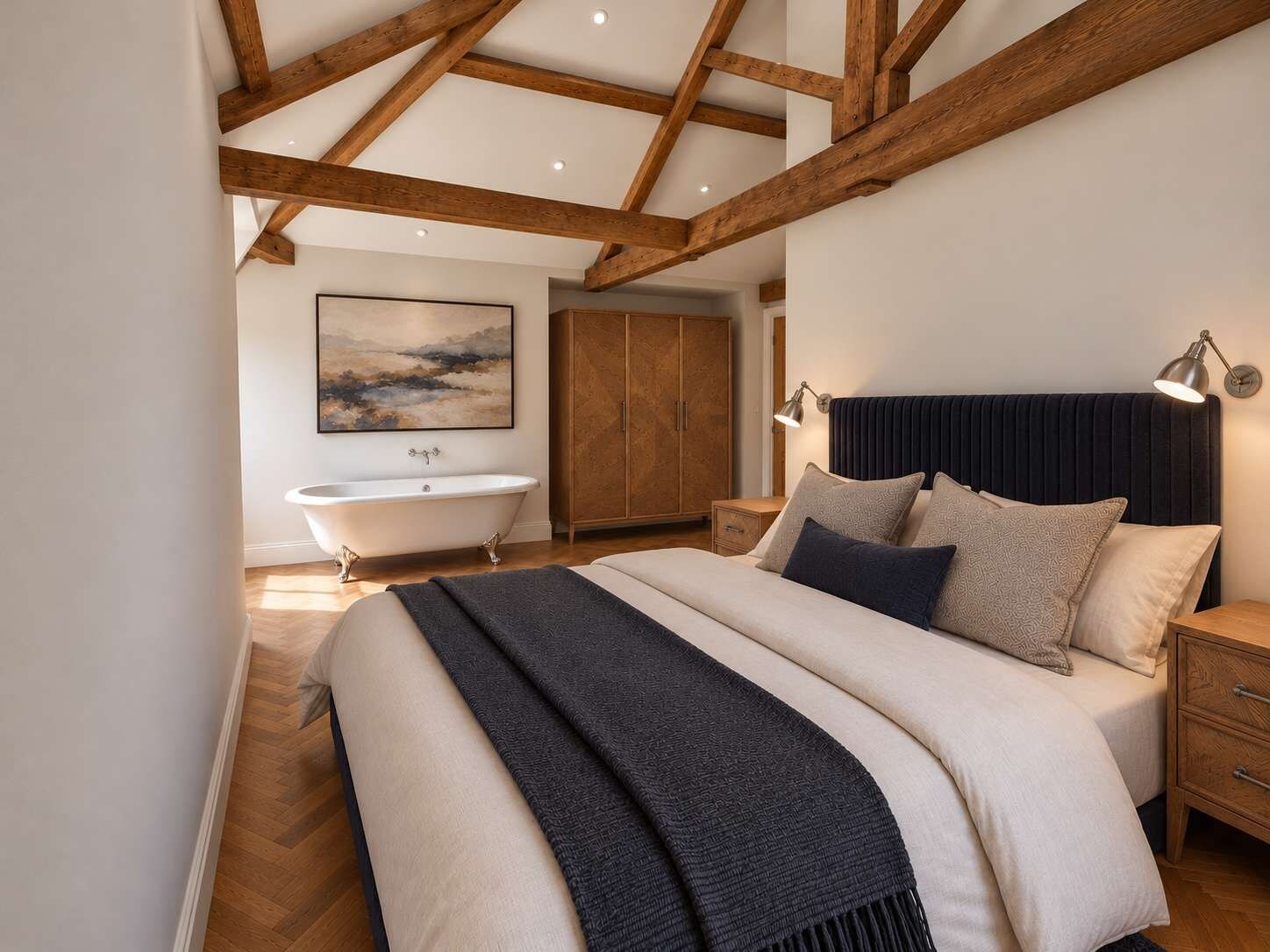 Une chambre à coucher avec un grand lit, une baignoire, des poutres en bois, une tête de lit et un tableau au mur.