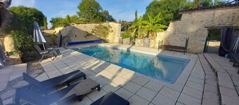 Large family holiday home , salt pool , hot tub . Sleeps 20