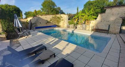 Large family holiday home , salt pool , hot tub . Sleeps 20