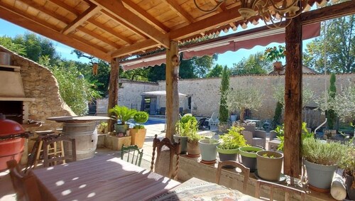 Large family holiday home , salt pool , hot tub . Sleeps 20