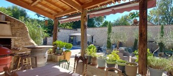 Large family holiday home , salt pool , hot tub . Sleeps 20