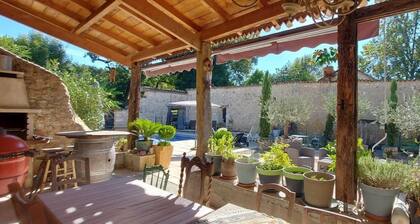 Large family holiday home , salt pool , hot tub . Sleeps 20