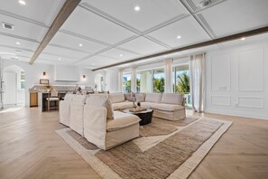 Smart TV, ping pong, offices - 81A - High End Luxury Retreat w/ 12' TV! (Anna Maria)