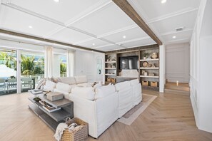 Een smart-tv, een tafeltennistafel en een kantoor