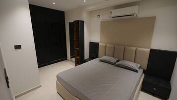 Iron/ironing board, internet, bed sheets