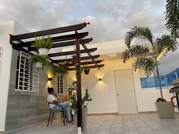 Chambre, 1 chambre, fumeurs, piscine privée | Terrasse/Patio