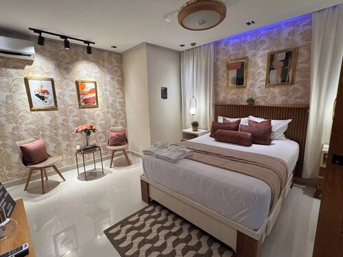 Room-elegant Private Room With Jacuzzi i