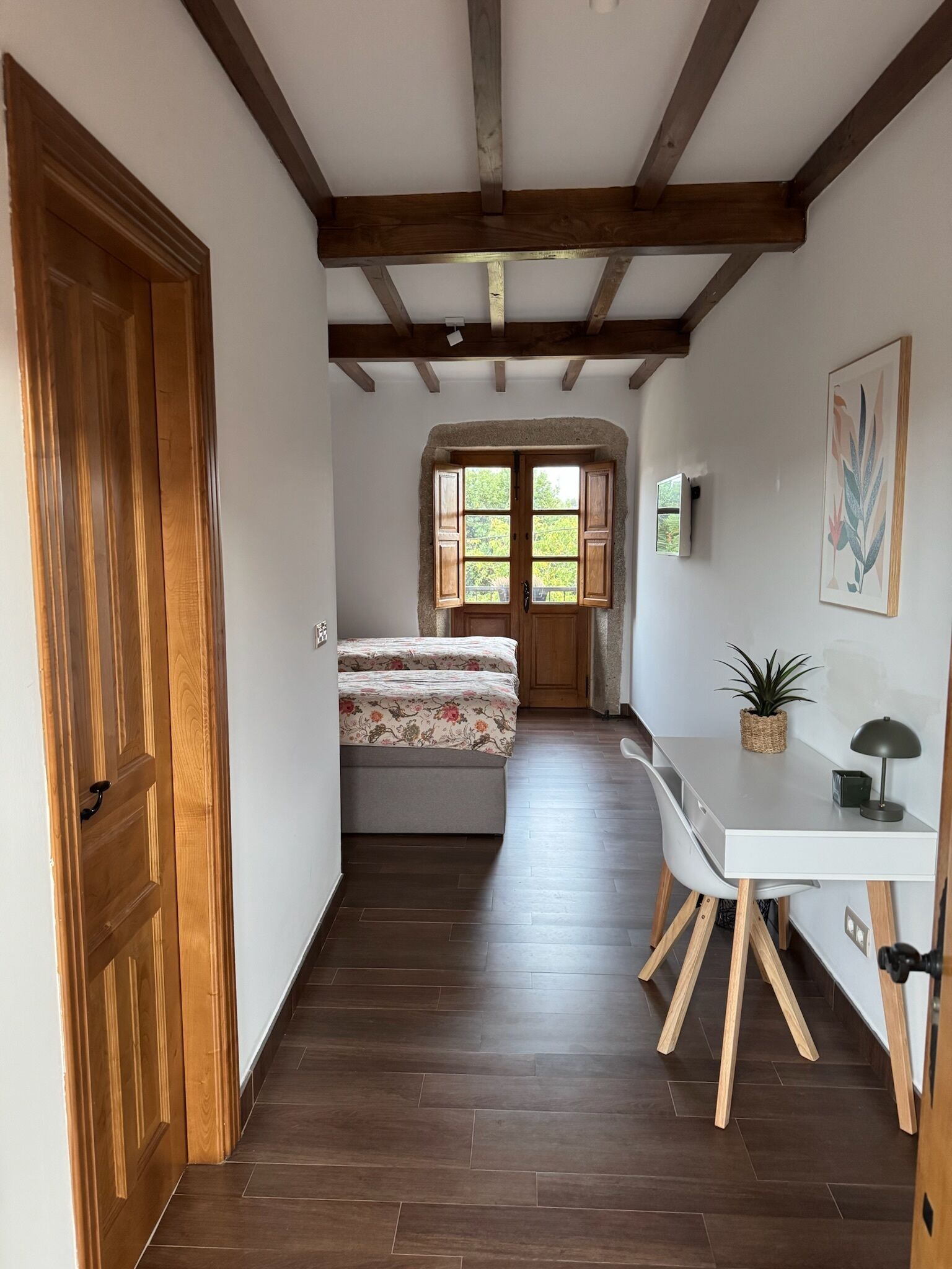 Tabla de planchar con plancha, wifi, ropa de cama