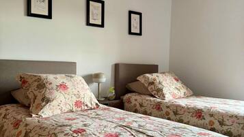 Een strijkplank/strijkijzer, wifi, beddengoed