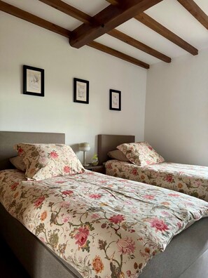 Silitysrauta/-lauta, Wi-Fi, vuodevaatteet