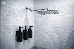 Dusche, Handtücher, Seife, Toilettenpapier