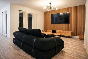 Smart TV - Modern 3-bedroom Chic Home in Davenport minutes from Disney, Pool and Game Room. (Davenport)