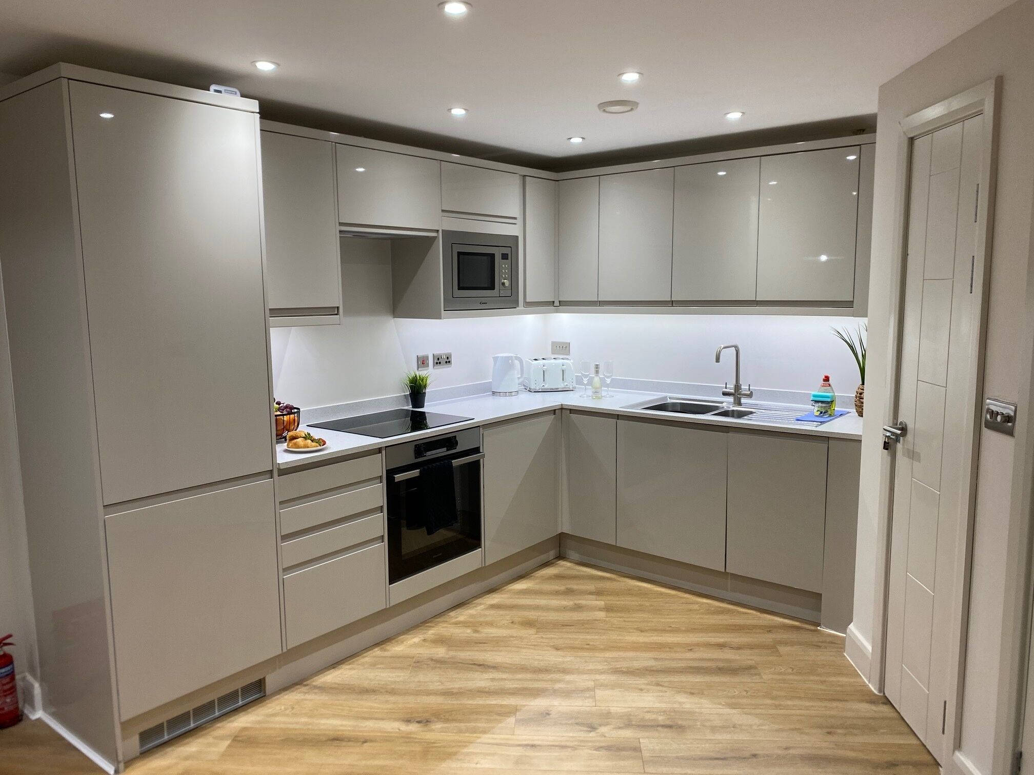 Kühlschrank, Mikrowelle, Ofen, Herdplatte