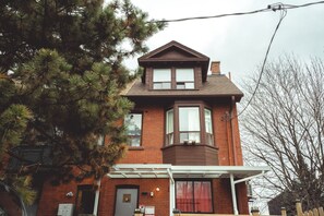 Exterior - 0ne bed with shared   bathroom (Toronto)