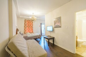 1 bedroom, WiFi, bed sheets - 0ne bed with shared   bathroom (Toronto)