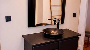 Superior tweepersoonskamer, uitzicht op tuin | Badkamer