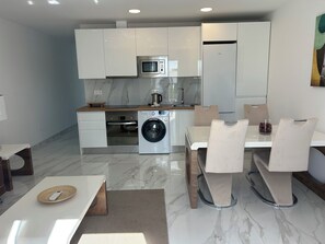 Private kitchen - Sunning 2 bedrooom apartment 5 minutes walk to seafront. (Tías)