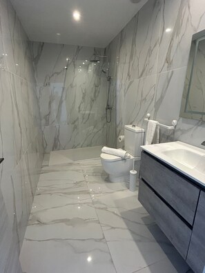 Een douche, een haardroger, handdoeken