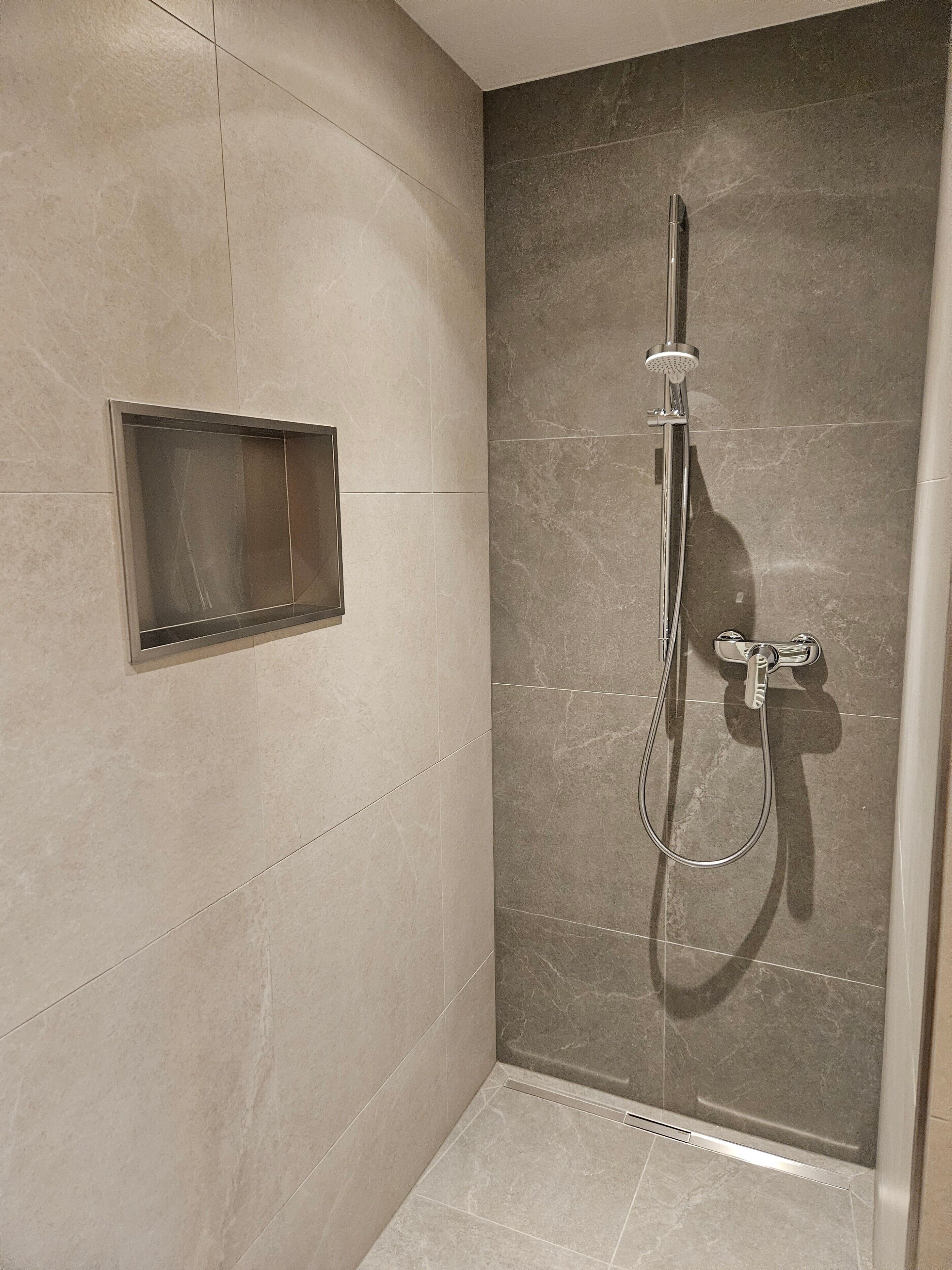 Een douche, handdoeken