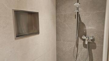 Een douche, handdoeken