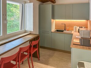 Kühlschrank, Mikrowelle, Herdplatte, Wasserkocher mit Kaffee-/Teezubehör