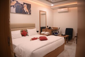 Deluxe Double Room - Madina Inn (Prayagraj)