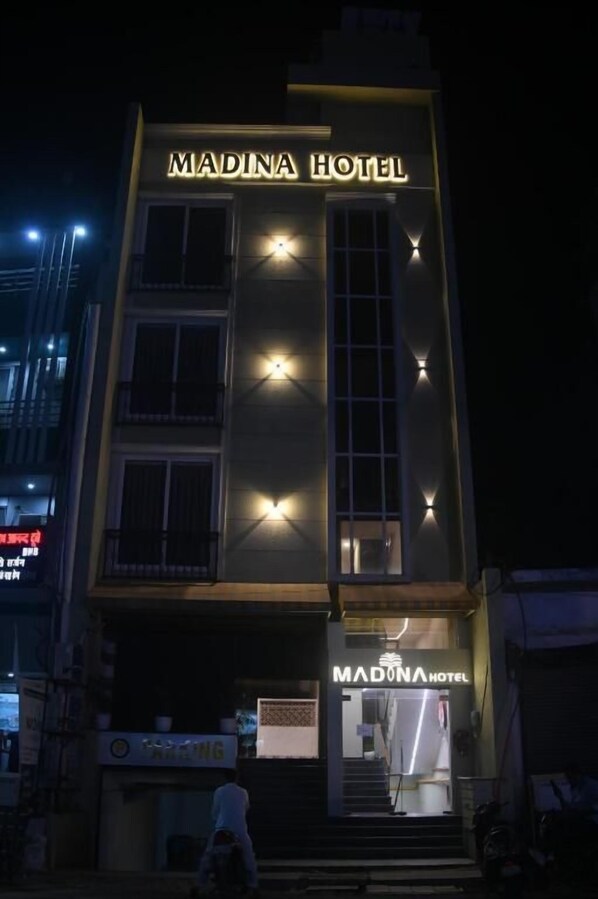 Ein Gebäude mit der Aufschrift 'Madina Hotel' im oberen Bereich.