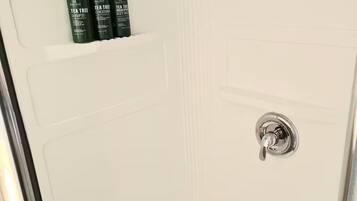 Dusche, Haartrockner, Handtücher, Seife
