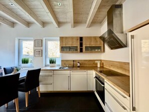 Oven, stovetop, dishwasher - Nature on the doorstep. Modern living in the countryside. (Zella-Mehlis)