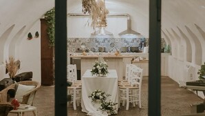 A cozy, rustic tent-style room with a kitchen area, dining table, and seating. - Masseria Mammella with pool and by the beaches (Puglia)