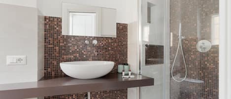 Dusche, Bidet, Handtücher