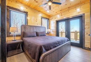 5 bedrooms, desk, travel cot, free WiFi - *Spacious 5BD Lodge w/ VIEWS! | Hot Tub + POOL* (Sevierville)