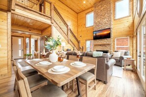 Dining - *Stylish 5BD Lodge w/ VIEWS! | Hot Tub + POOL* (Sevierville)